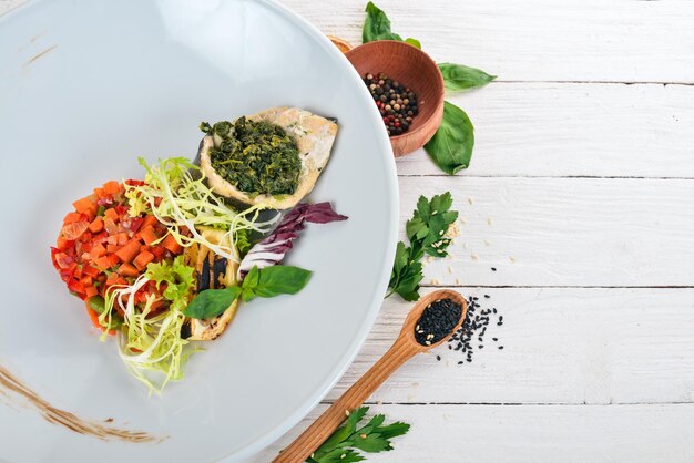 Talerz z kolorowym daniem